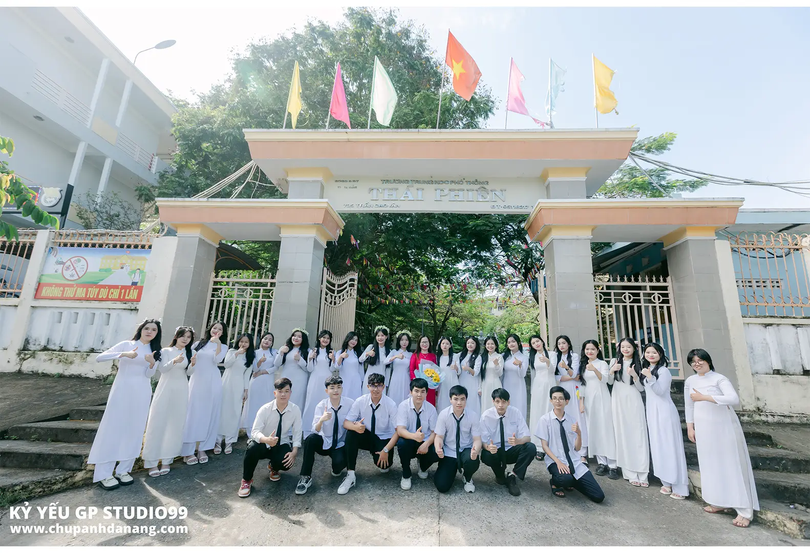Không gian phía trước cổng trường THPT Thái Phiên - Kỷ yếu Đà Nẵng GP Studio99