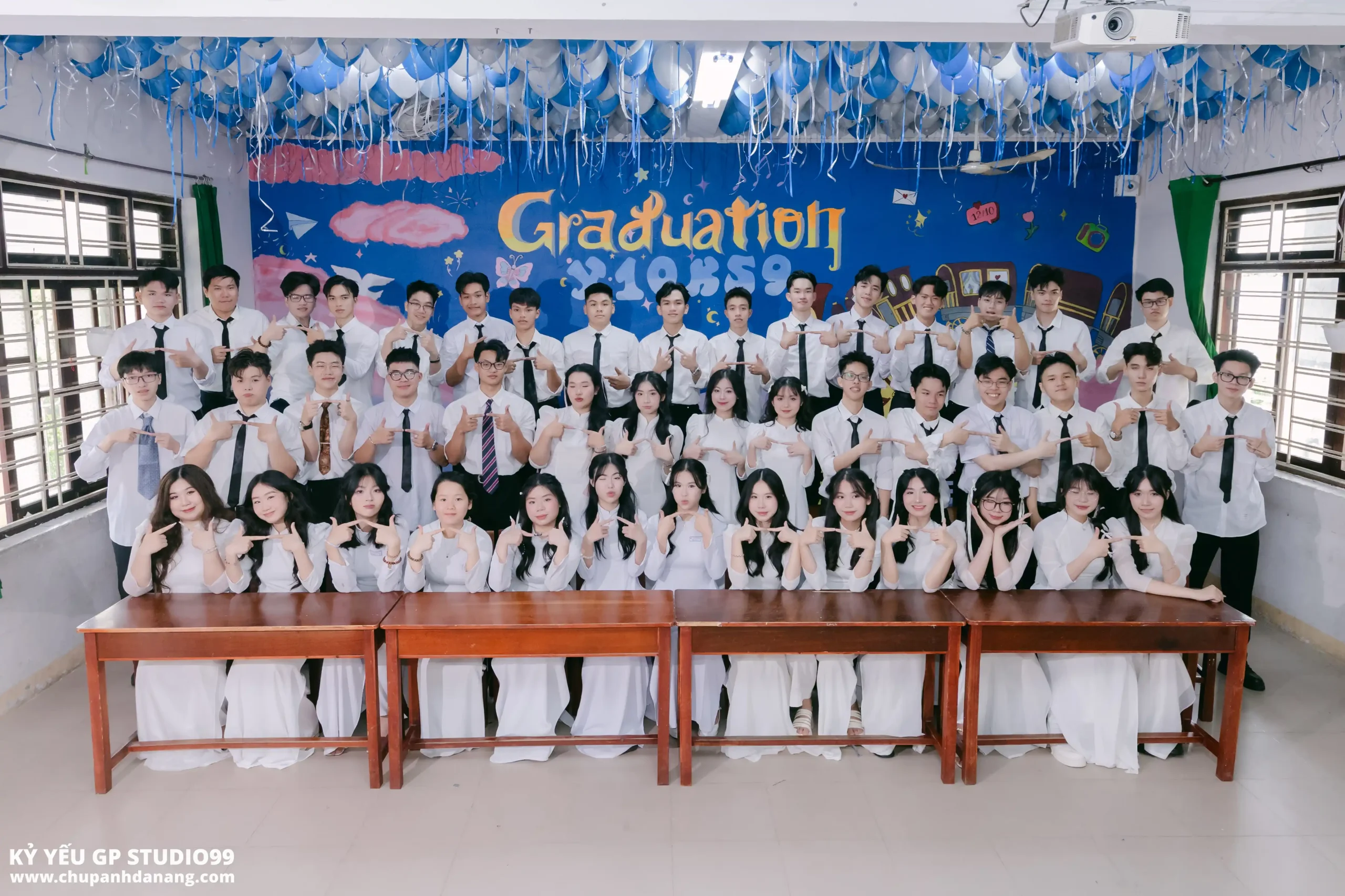 Kỷ yếu Đà Nẵng - Cách chụp ảnh kỷ yếu đẹp trong lớp học 7 sap xep ban ghe hop ly scaled