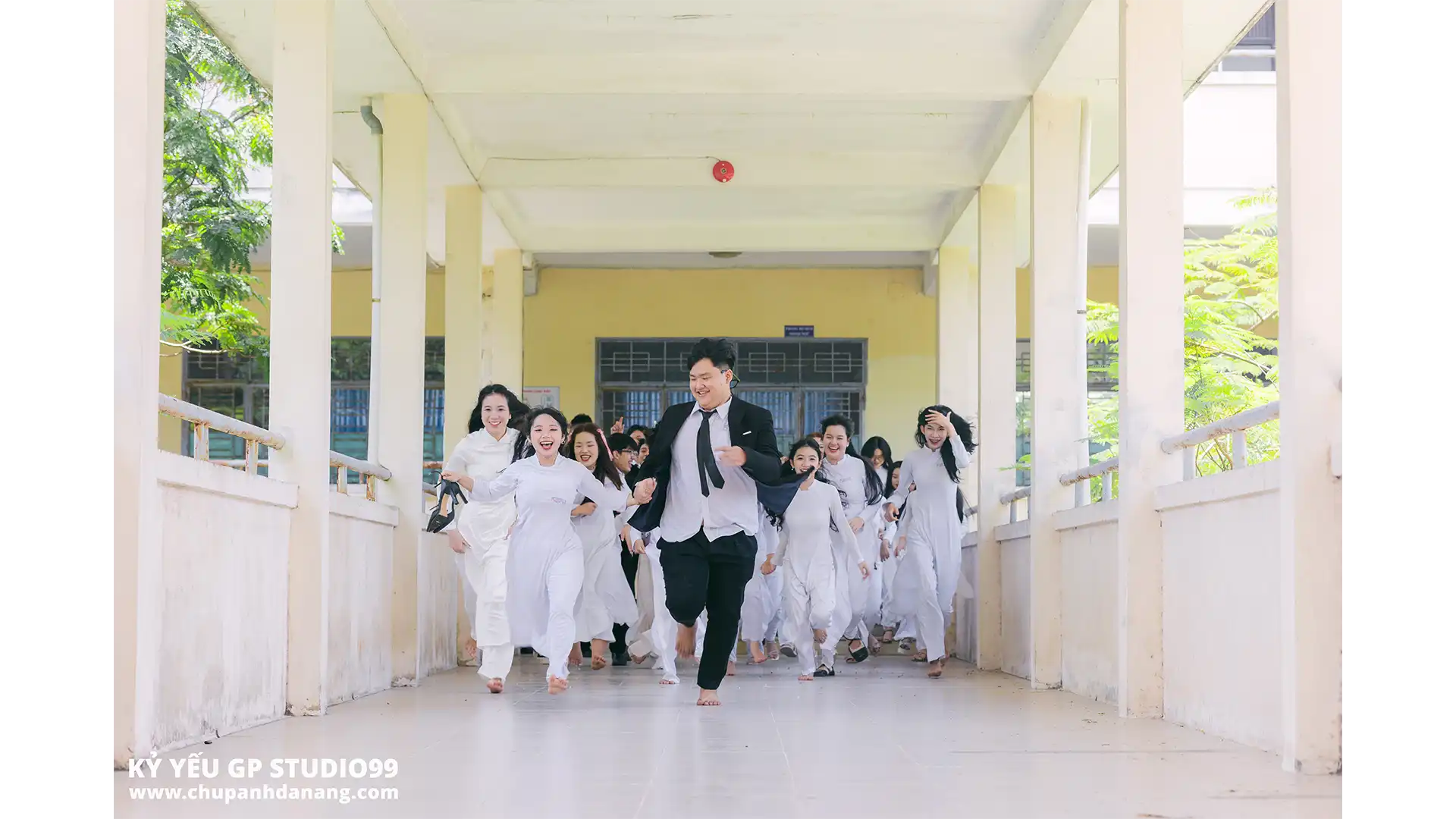 Không khí thoải mái giúp buổi chụp kỷ yếu suôn sẻ