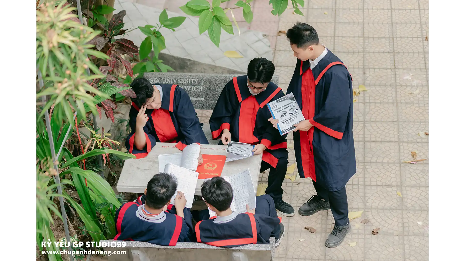 Bàn bạc kỹ càng trước khi quyết định chụp kỷ yếu