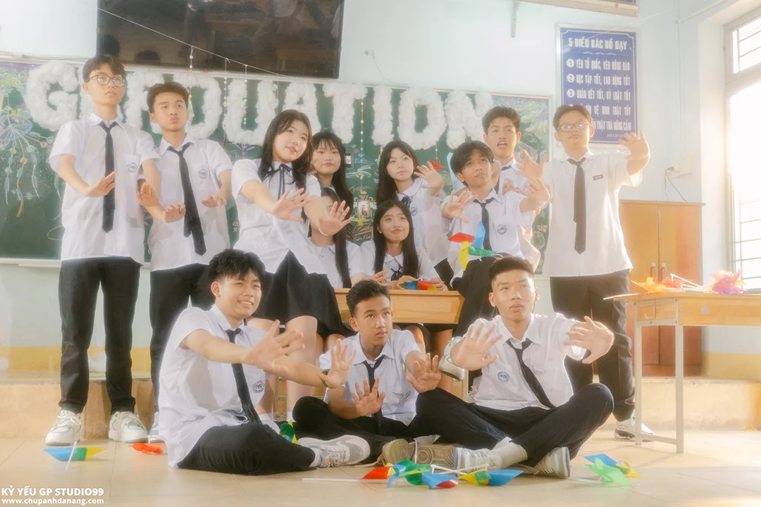 Làm Sao Để Ảnh Kỷ Yếu Đẹp Dù Thời Tiết Xấu? - Kỷ Yếu Đà Nẵng GP Studio99 4 doi ngu chuyen nghiep su dung den