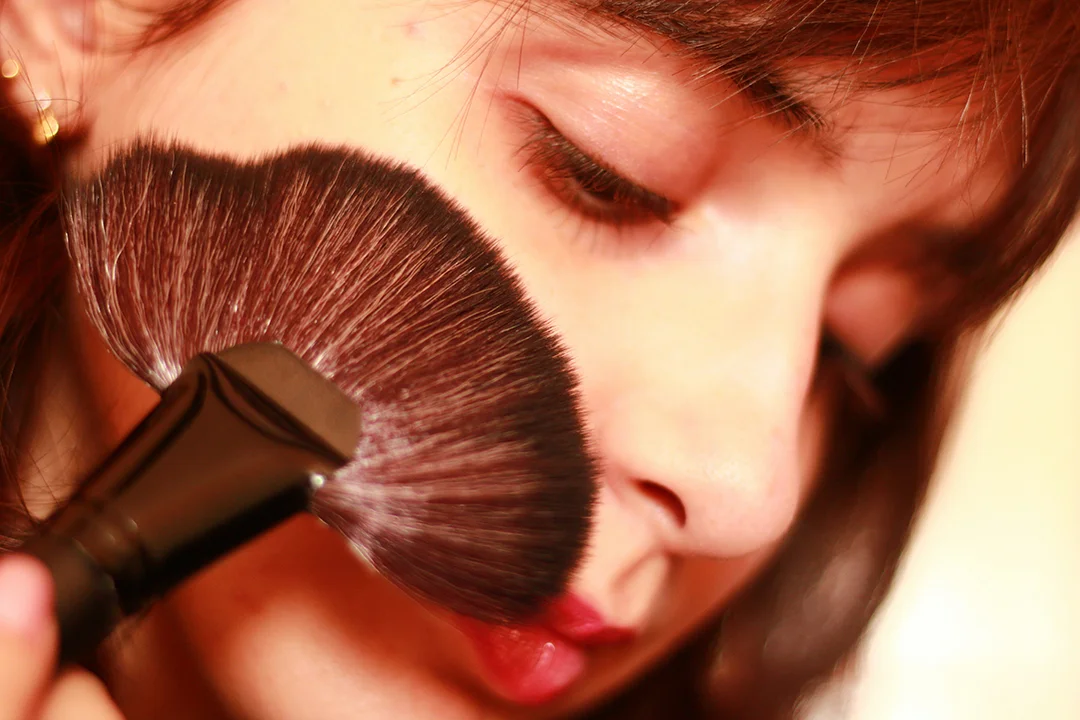 Bí Quyết Giữ Lớp Makeup Lâu Trôi Khi Chụp Kỷ Yếu 9 su dung phan phu kiem dau