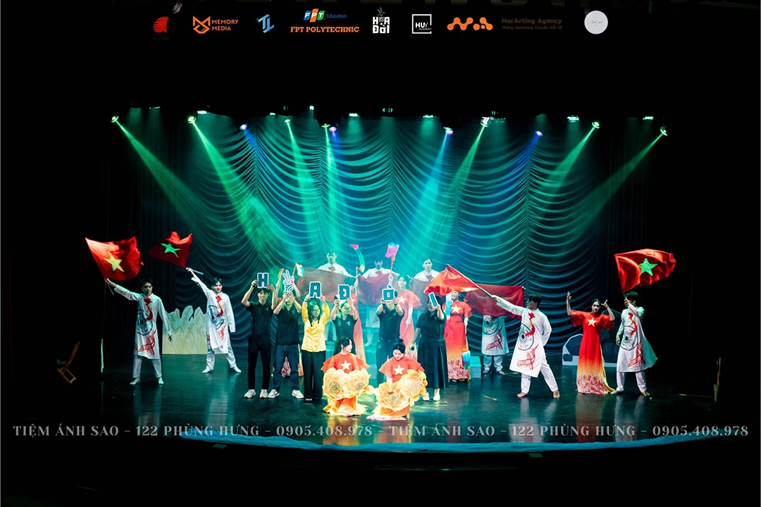 trang phuc bieu dien anh sao