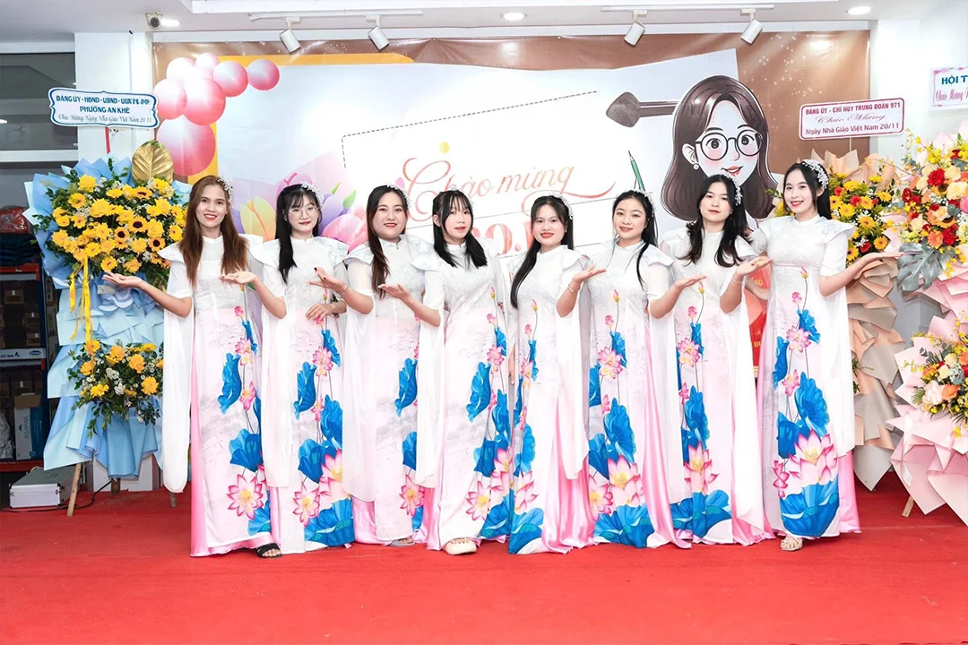 trang phuc bieu dien hoang thi