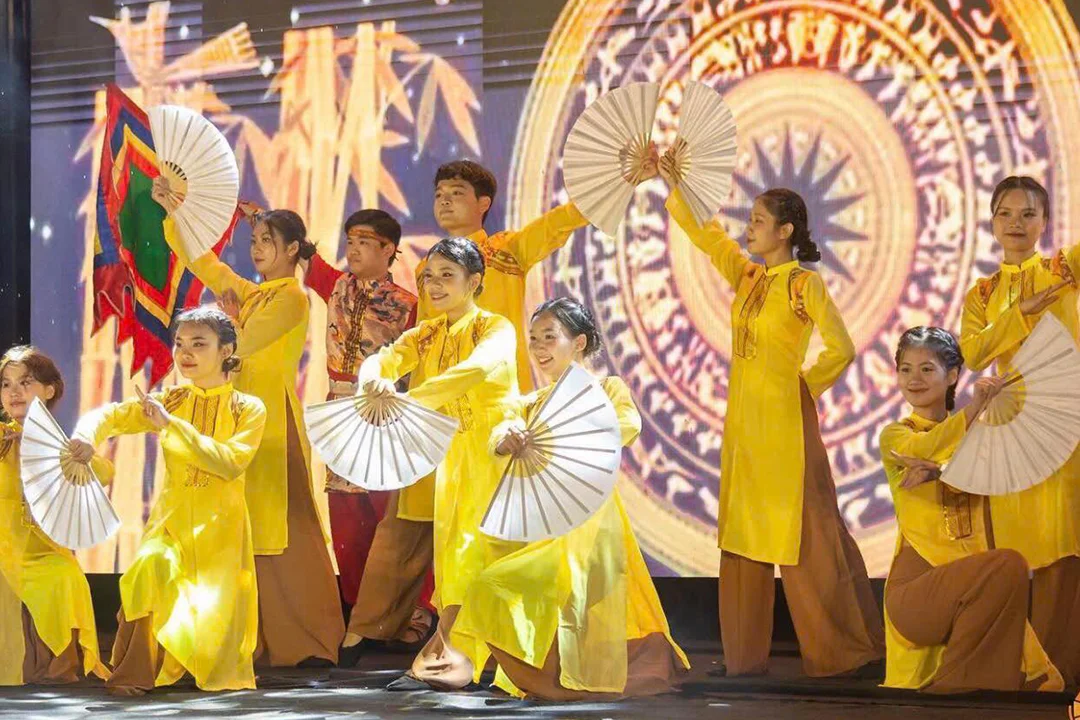 trang phuc bieu dien phuong tran