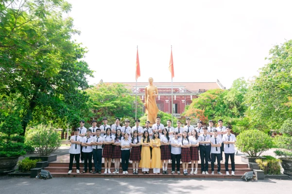 Kỷ yếu Đà Nẵng | Lớp 12 Chuyên Lý 2 | Trường THPT Chuyên Quốc học Huế 56 Kỷ yếu Lớp 12 Chuyên Lý 2 Trường THPT Chuyên Quốc học Huế - Kỷ yếu Đà Nẵng GP Studio99